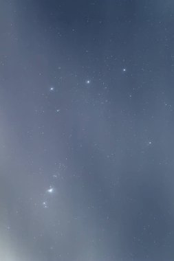 Orion kemeri, bulutlu gökyüzü arka plan 