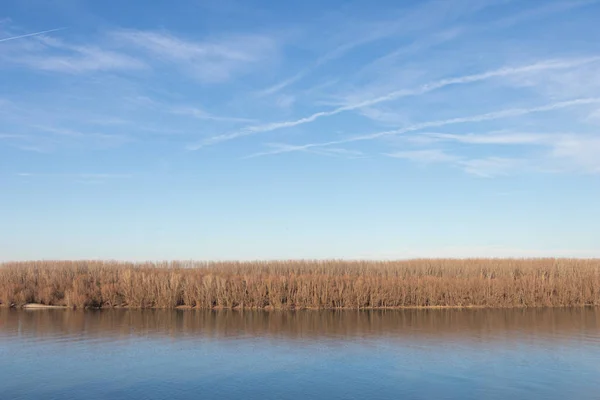 Mooie herfst bomen weerspiegelen in rivier — Stockfoto