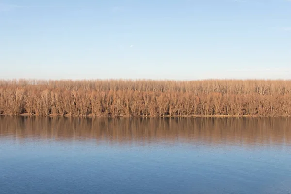 Mooie herfst bomen weerspiegelen in rivier — Stockfoto