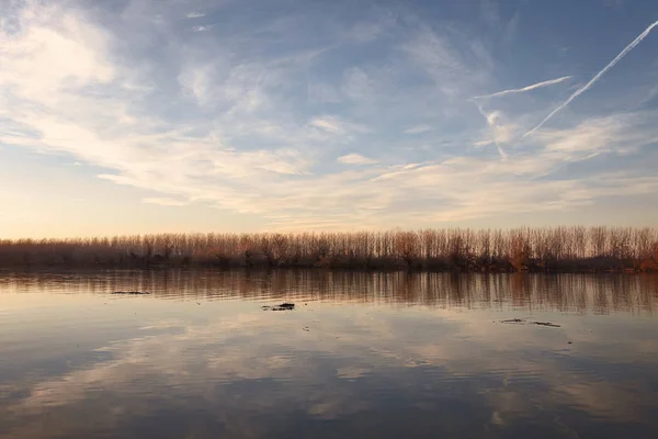 Mooie herfst bomen weerspiegelen in rivier — Stockfoto