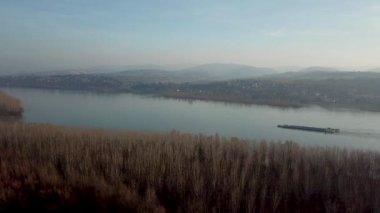 Kargo nakliye gemisi geniş bir nehirde. Havadan görünümü.