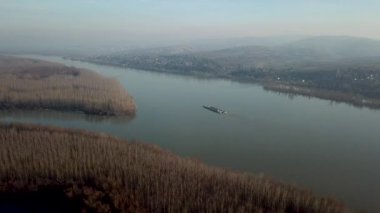 Kargo nakliye gemisi geniş bir nehirde. Havadan görünümü.