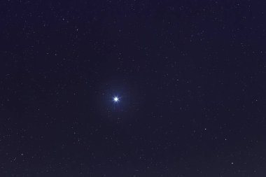 Gece gökyüzü Sirius en parlak yıldızı. Sirius yıldız.
