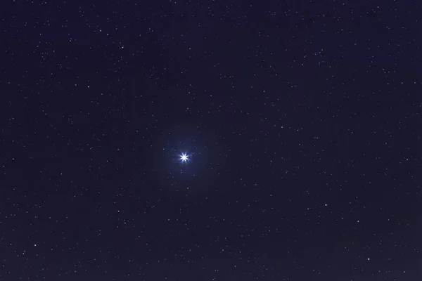 La estrella más brillante de Sirio en el cielo nocturno. Estrella de Sirio . — Foto de Stock