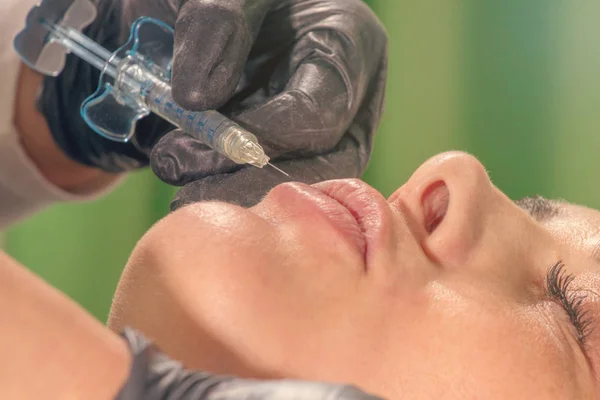 Schoonheid injecties Close Up. Lip vuller injectie. — Stockfoto