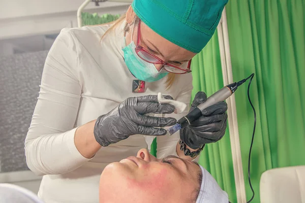 Косметик проводит мезотерапию иглы на женском лице — стоковое фото