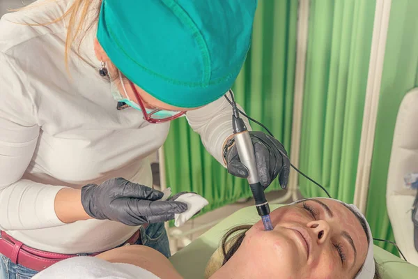 Şevval Özçelik Güzellik bir iğne Mezoterapi tedavisi bir kadının yüzünde gerçekleştirir.