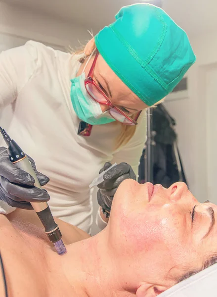 Kozmetikus végzi a tű Mezoterápia kezelés a nő arcán — Stock Fotó
