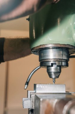 Çalışan sondaj. Metal delme. Metal Atölyesi.