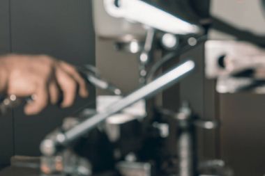 Bulanık çalışan sondaj. Metal delme. Metal Atölyesi.