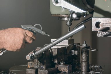 Çalışan sondaj. Metal delme. Metal Atölyesi.