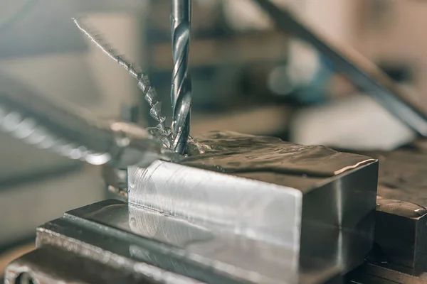 Primo piano di perforazione del metallo. Laboratorio di metallo . — Foto Stock