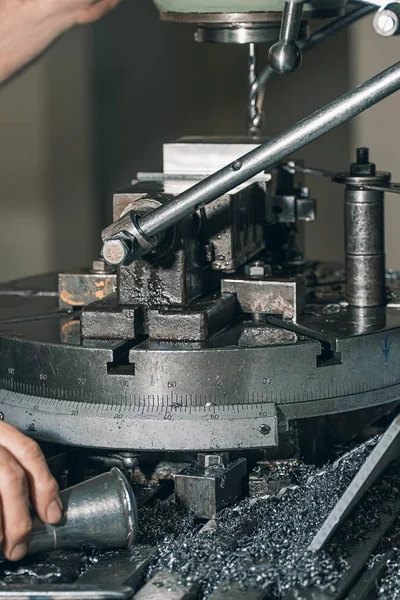 Esercitazione dei dipendenti. Perforazione dei metalli. Laboratorio di metallo . — Foto Stock