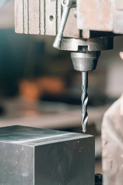 Trapano metallico Primo piano. Laboratorio di metallo . — Foto Stock