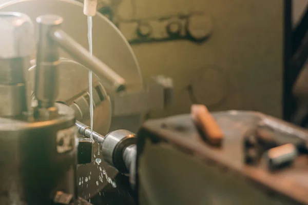 Σε τόρνο μετάλλων, μηχανή τόρνου μεταλλουργικές εργασίες στο εργαστήριο — Φωτογραφία Αρχείου
