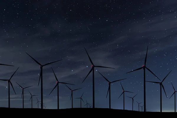 Night Sky Over Wind Farm. Energia e natureza Céu noturno . — Fotografia de Stock