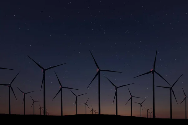 Night Sky Over Wind Farm. Energia e natureza Céu noturno . — Fotografia de Stock