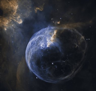 Kraliçe takımyıldızı yönünde bulunan Kabarcık Bulutsusu.