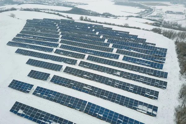 Campo de painel solar com neve em painéis — Fotografia de Stock