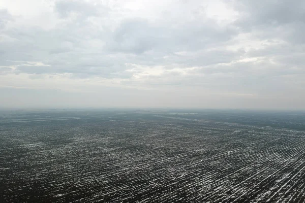 Bovenaanzicht van landbouwgronden bedekt met sneeuw. — Stockfoto