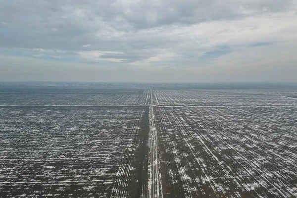 Vista superior dos campos agrícolas cobertos de neve . — Fotografia de Stock