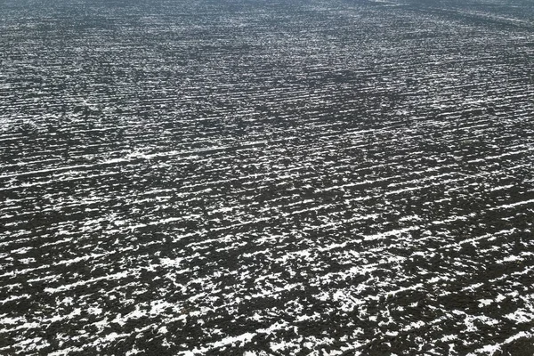 Vue de dessus des champs agricoles couverts de neige . — Photo