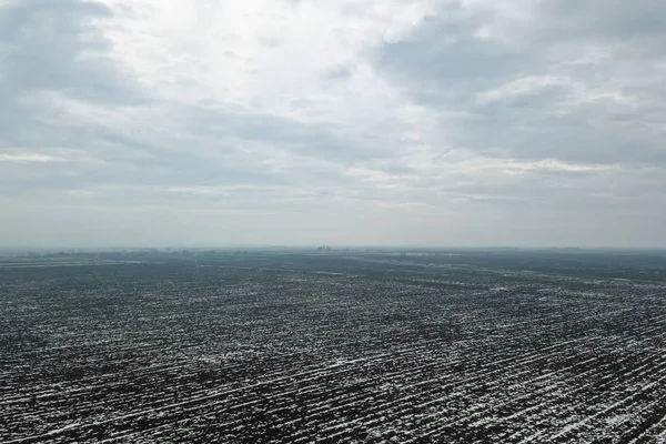 Bovenaanzicht van landbouwgronden bedekt met sneeuw. — Stockfoto