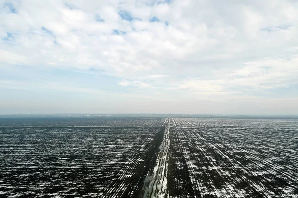 Bovenaanzicht van landbouwgronden bedekt met sneeuw. — Stockfoto