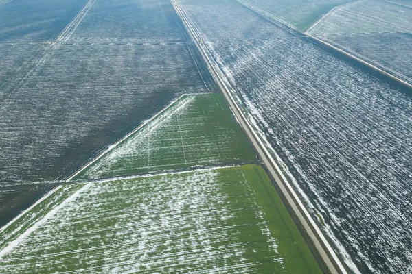 Bovenaanzicht van landbouwgronden bedekt met sneeuw. — Stockfoto