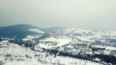 Kış hava görünümü üzerinde küçük bir köy.