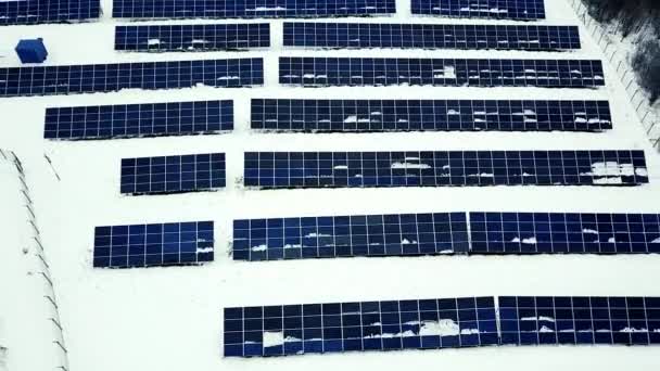 面板上有雪的太阳能电池板场 — 图库视频影像
