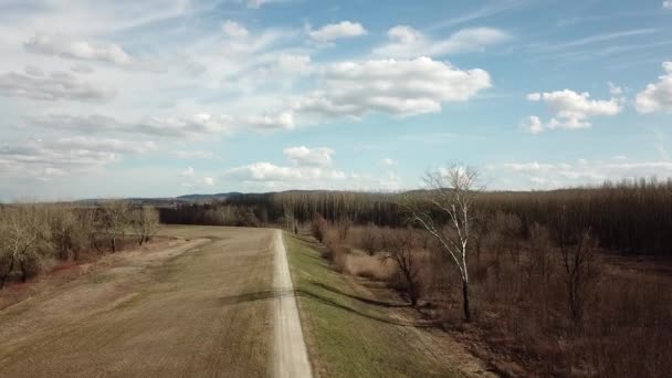 田園地帯上の雲を撮 春の田園地帯 — ストック動画