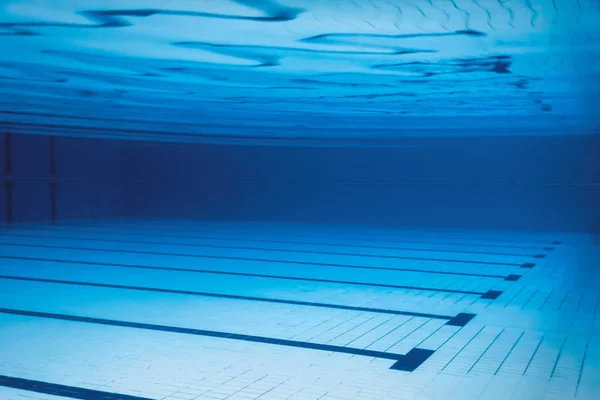 Víz alatti üres úszómedence. — Stock Fotó