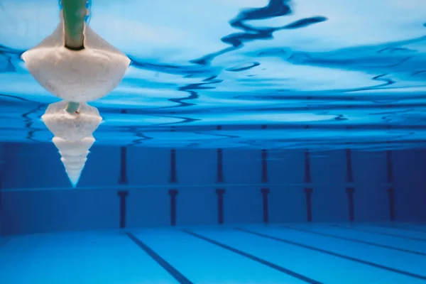 Unterwasser leeres Schwimmbad. — Stockfoto