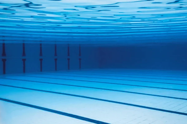 Unterwasser leeres Schwimmbad. — Stockfoto