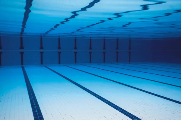 Víz alatti üres úszómedence. — Stock Fotó