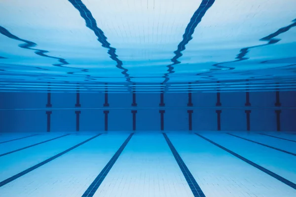 Unterwasser leeres Schwimmbad. — Stockfoto