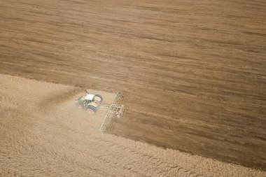 Traktör alan hazırlık bitki için havadan görünümü. Alan cultivati