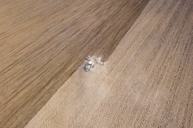 Traktör alan hazırlık bitki için havadan görünümü. Alan cultivati