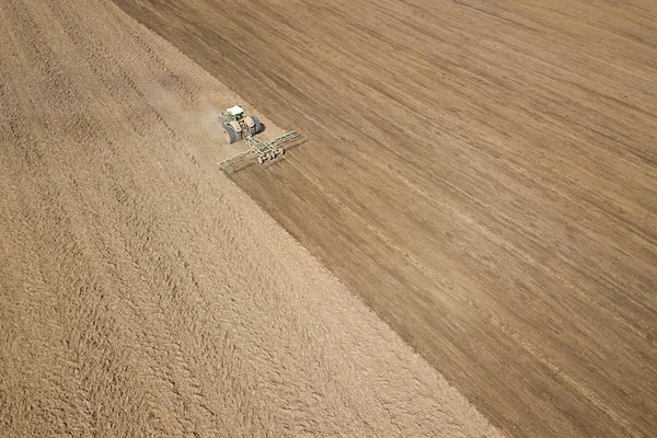Tractor Field Preparation to plant, aerial view. Cultivos de campo —  Fotos de Stock