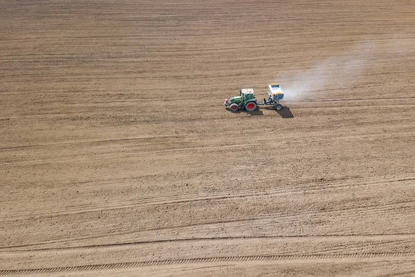 Campo de fertilização do trator, vista aérea. Tractor espalhando artifi — Fotografia de Stock