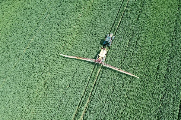 Vista aérea Maquinaria agrícola pulverización de productos químicos en el verde grande — Foto de Stock