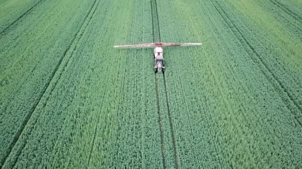 Vista Aérea Maquinaria Agrícola Pulverización Productos Químicos Gran Campo Verde — Vídeo de stock