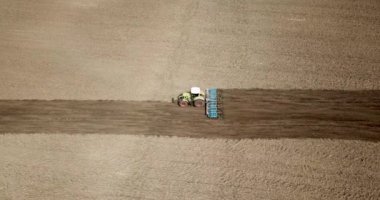 Traktör alan ekimi, bitki için havadan görünümü alan hazırlık