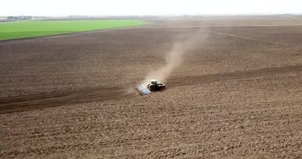拖拉机领域耕种 野外准备到植物 鸟瞰图 — 图库视频影像