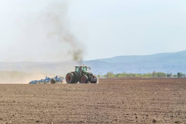 Bir çiftçi traktör arazi fidelik Kültivatör hazırlanıyor. Tarım