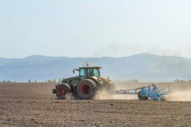 Bir çiftçi traktör arazi fidelik Kültivatör hazırlanıyor. Tarım
