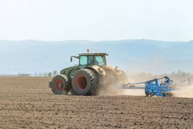 Bir çiftçi traktör arazi fidelik Kültivatör hazırlanıyor. Tarım