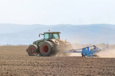 Bir çiftçi traktör arazi fidelik Kültivatör hazırlanıyor. Tarım