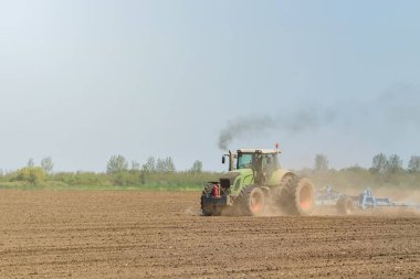 Bir çiftçi traktör arazi fidelik Kültivatör hazırlanıyor. Tarım